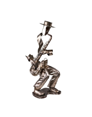 Originale statuette entièrement en métal représentant un musicien jouant du saxophone.