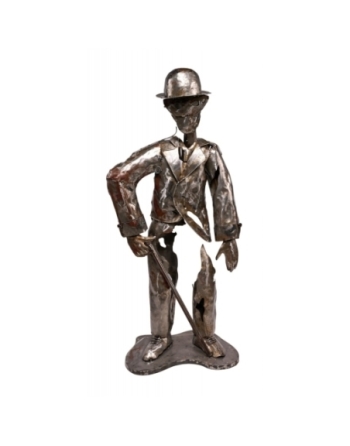 Originale statuette entièrement en métal représentant le célèbre homme à chapeau et sa canne.