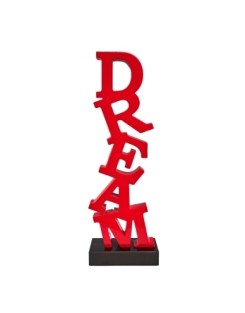 Superposition de lettres rouges formant le mot "Dream" sur socle noir.