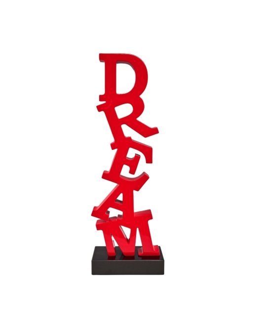 Superposition de lettres rouges formant le mot "Dream" sur socle noir.