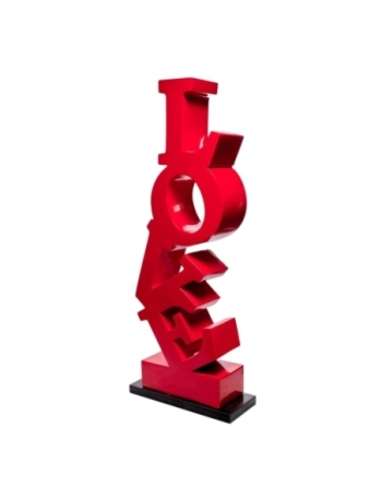 Superposition de lettres rouges formant le mot "Love" sur socle noir.