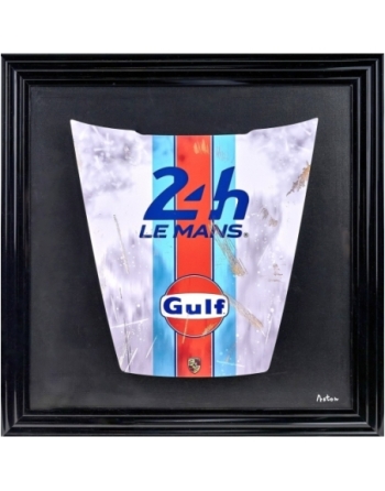 Original tableau rehaussé d'un capot en 3D représentant le logo de la mythique course du Man.