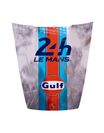 Magnifique capot de voiture des 24h du Mans orange et bleu sur fond gris avec un effet "frotté".