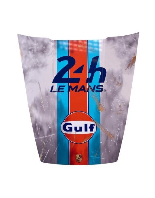 Magnifique capot de voiture des 24h du Mans orange et bleu sur fond gris avec un effet "frotté".